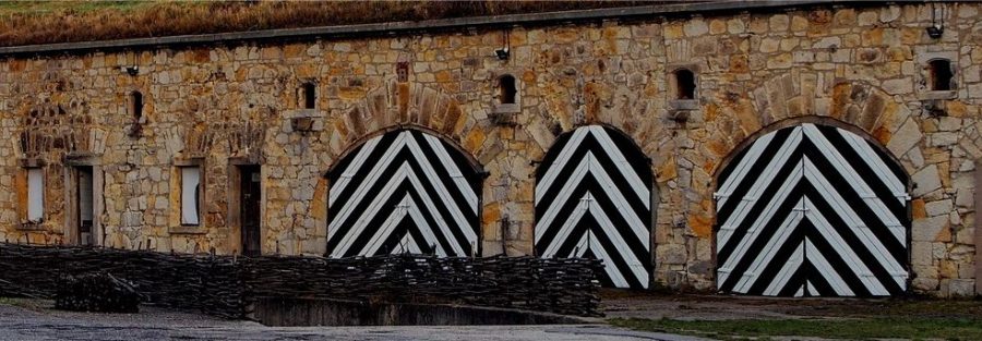 Twierdza Kłodzko, dziedziniec wewnętrzny z garażami i pomieszczeniami dla wojska, wrota, droga, mury z kamienia,