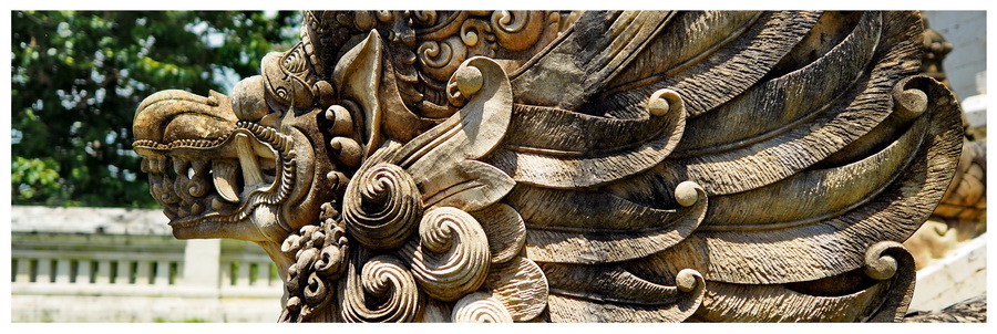 Postać smoka często przewija się w legendach i opowiadaniach na wyspie Bali w Indonezji. Kamienny posąg, smok, świątynia, balijskie opowieści