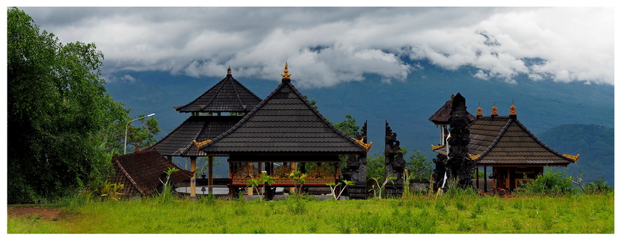 Niewielka wioska na zboczu wulkanu na wyspie Bali. Nieopodal znajduje się potężny kompleks świątyń z Pura Lempuyang, słynną Bramą do Nieba