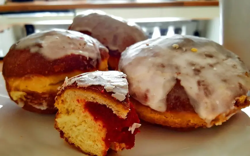 Pączki tradycyjne polskie z lukrem i dżemem