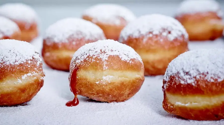 Pączki z dżemem i cukrem pudrem