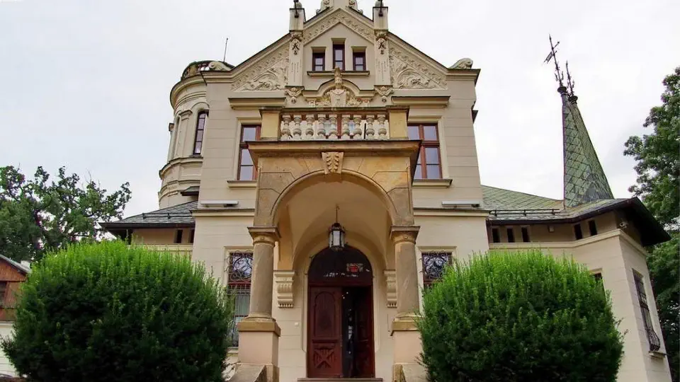 Pałac w Oblęgorku otoczony parkiem. Wejście do budynku