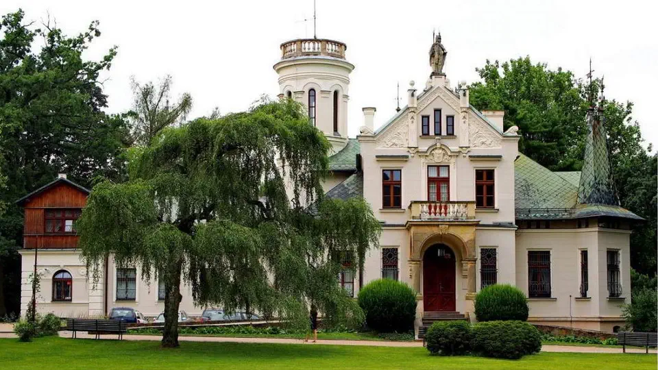 Pałac w Oblęgorku otoczony parkiem