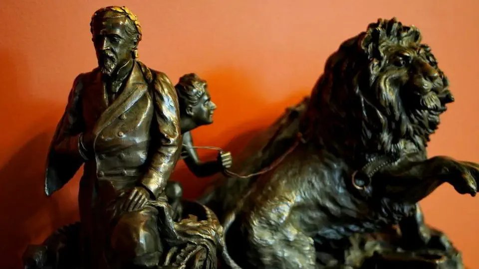 Rzeźba z pałacu w Oblęgorku. Henryk Sienkiewicz w Afryce