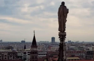 Pomniki świętych na szczycie katedry Duomo w Mediolanie