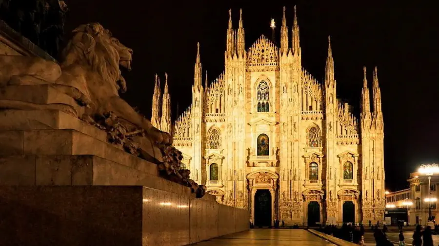 Fasada katedry Duomo w Mediolanie jest bogato rzeźbiona i niezwykle piękna tak w dzień jak i w nocy.