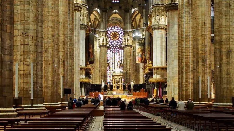 Wnętrze katedry w Mediolanie jest jeszcze ciekawsze niż jej fasada. Mnóstwo zdobień i dekoracji zachwyca i nieco przytłacza.