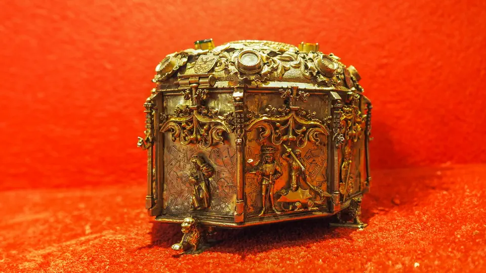 Kopia zrabowanego złotego relikwiarza na głowę. Przechowywano w nim głowę świętego Wojciecha. Przez niewielkie szklane otwory można było patrzeć na szczątki jednego z patronów Polski.