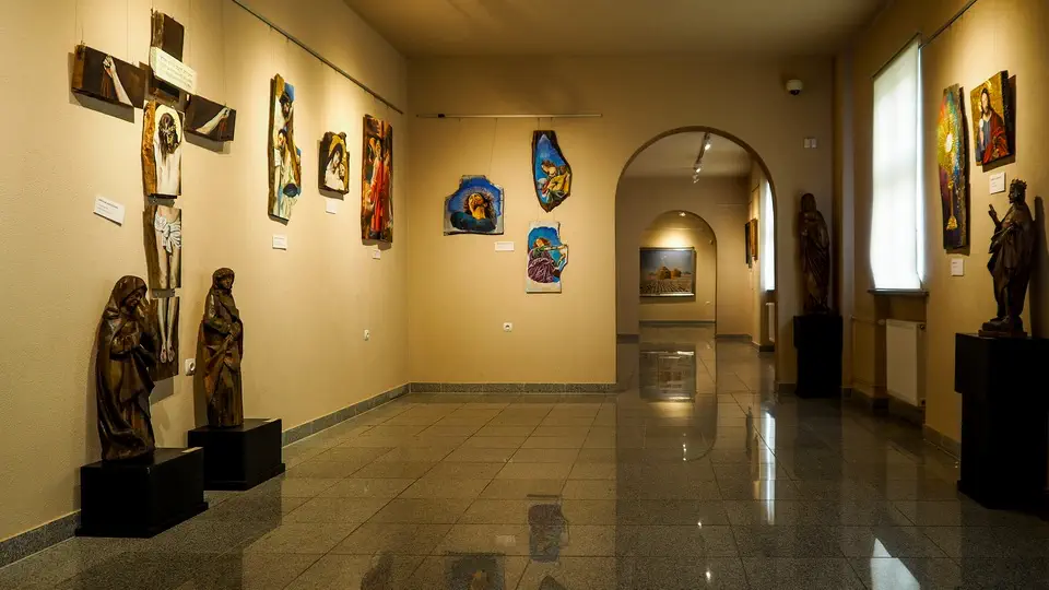 Sale muzeum Archidiecezjalnego pełne są pamiątek z dawnych lat. Są tu bezcenne eksponaty mające często ponad 1000 lat.