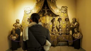 Jedna z sal w muzeum Archidiecezjalnym. Pełno w nimi ciekawych i bardzo cennych eksponatów z czasów początków naszego państwa.