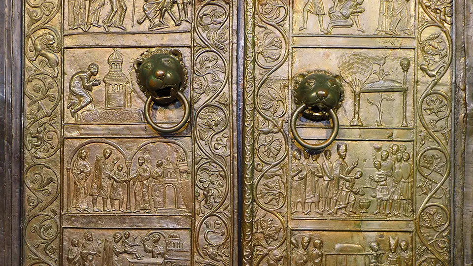 Drzwi Gnieźnieńskie to jeden z najcenniejszych zabytków w Polsce. Co ciekawe w najważniejsze kościelne święta wciąż są używane.