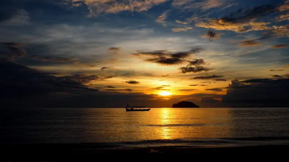 Spektakularny zachód słońca na plaży w Sihanoukville w Kambodży