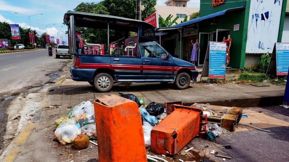 Ulice Kambodżańskich miast są brudne i zaśmiecone. Nie działają służby miejskie a ludzie radzą sobie jak mogą
