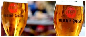 kufle piwa, zimne i oszronione, knajpa Mons Pius, Lwów, Ukraina