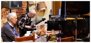 Zespół jezzowy w knajpie DZYGA . Lwów, ukraina. Starzy muzycy, gitarzysta na scenie.