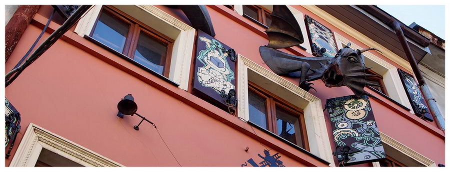 Lwów na Ukrainie. Knajpa Dom Lengend. Smok na fasadzie budynku.