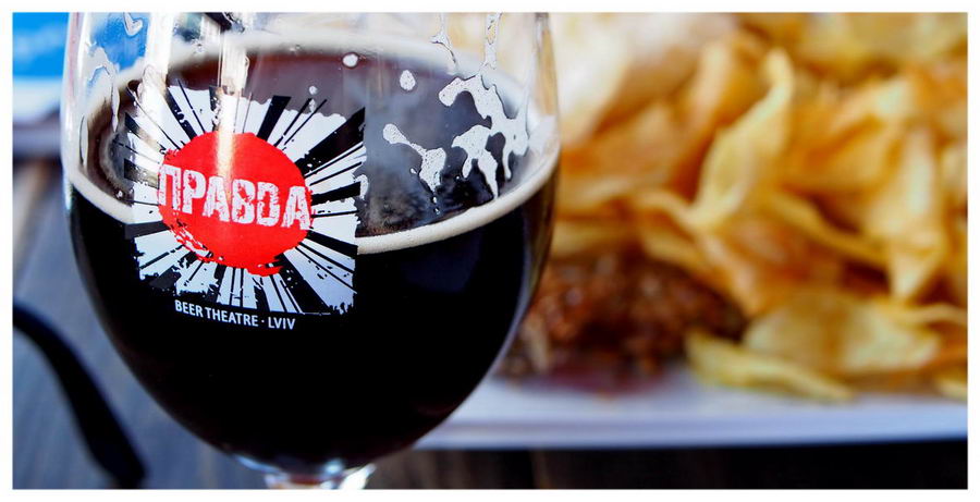 Lwów na Ukrainie. Knajpa Teatr Piwa PRAVDA. Dobre piwo, tanio i czysto