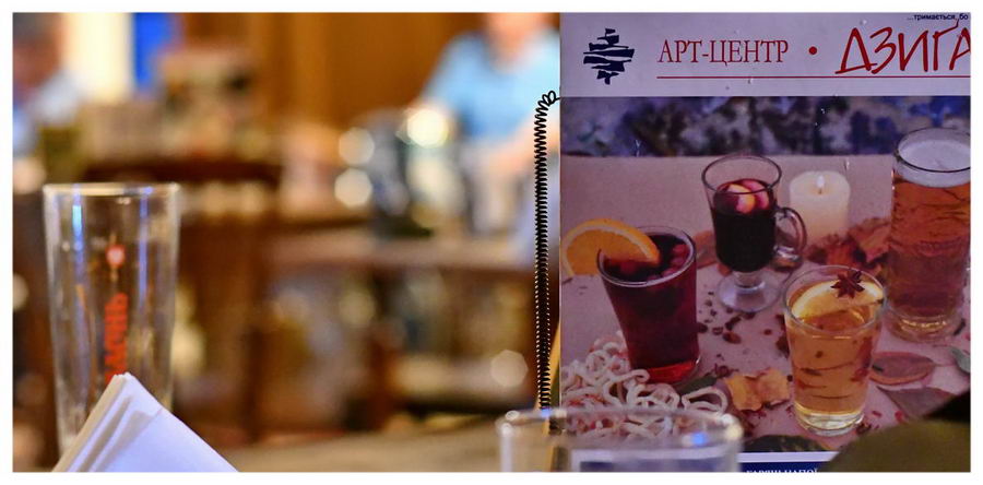 Knajpa jezzowa DZYGA we Lwowie na Ukrainie. Menu na stole. Drinki i napoje.