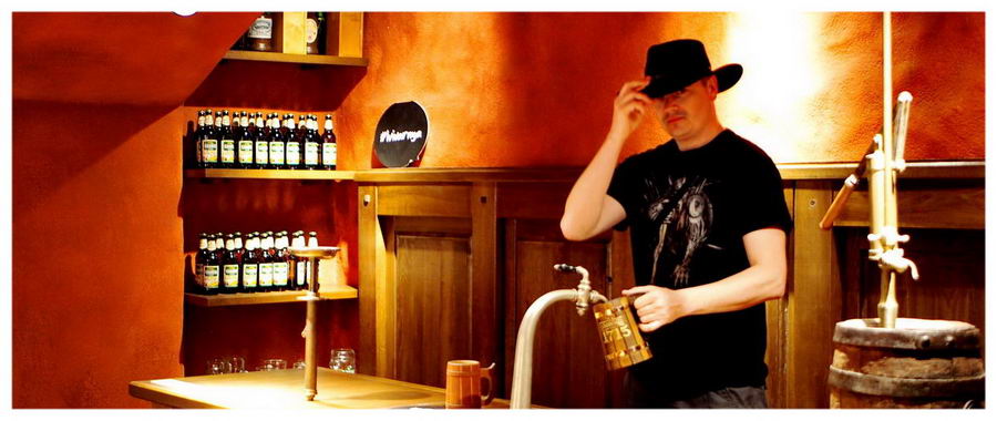 Knajpa Lviviarnia, Lwów, Ukraina, Michał Baranowski, barman, piwo z kija, bar i beczki