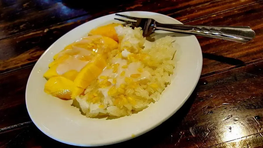 Nasze ulubione śniadanie poza naleśnikami to mango sticky rise. Klejący ryż z owocem mango polany gęstym i słodkim mlekiem kokosowym