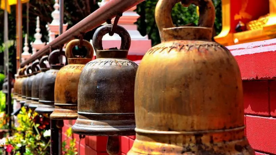 Dzwony przed świątyniami a w zasadzie ich dźwięk odstrasza złe duchy i przynosi szczęście dzwoniącym.