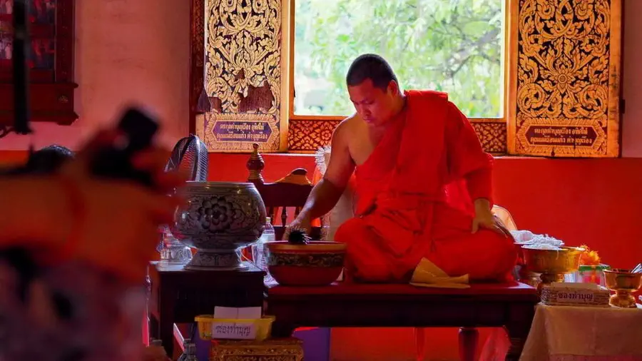 Chiang Mai w Tajlandii. Mnisi buddyjscy są widokiem powszednim w Chiang Mai. Są bardzo przyjaźni lecz pamiętajmy, że żyją oni inaczej niż my więc traktujmy ich z szacunkiem. Jego brak jest bardzo źle odbierany przez Tajów.