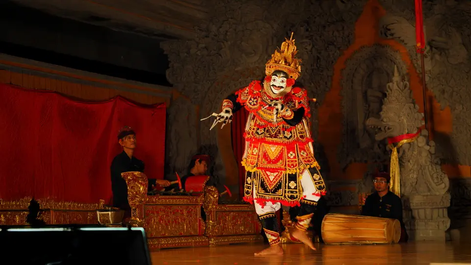 Taniec balijski oraz teatr pełen kolorów, muzyki i historii.