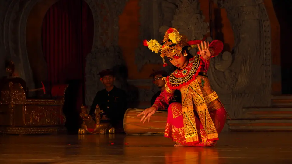 Taniec balijski oraz teatr pełen kolorów, muzyki i historii.