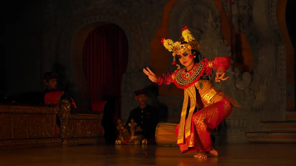 Taniec balijski oraz teatr pełen kolorów, muzyki i historii.