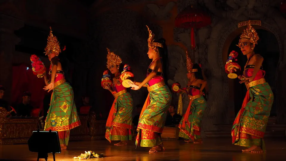 Taniec balijski oraz teatr pełen kolorów, muzyki i historii.