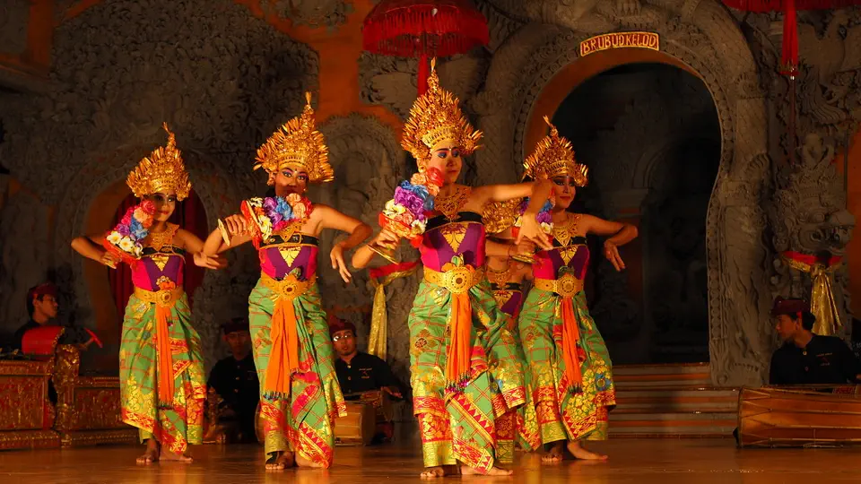 Taniec balijski oraz teatr pełen kolorów, muzyki i historii.