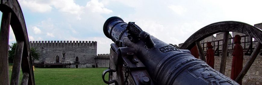 Szydłów miasto otoczone murem. Armata wycelowana w bramę,