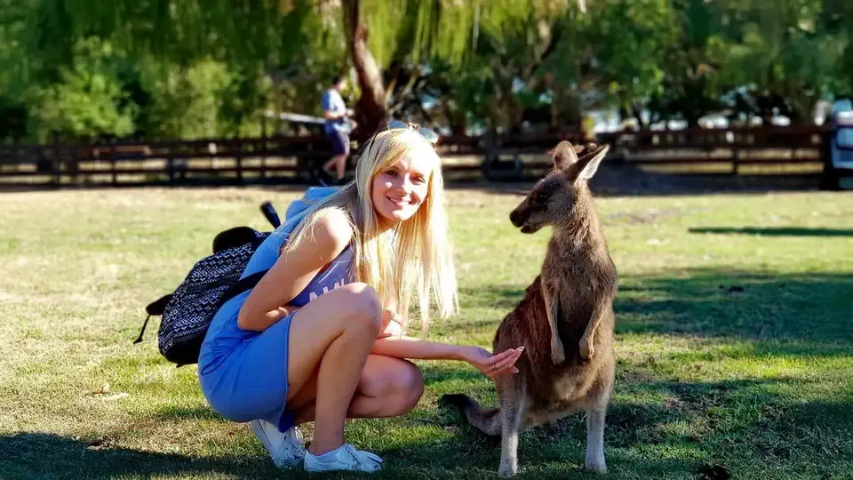 Magdalena Opalińska w Melbourne w Australii z kangurem