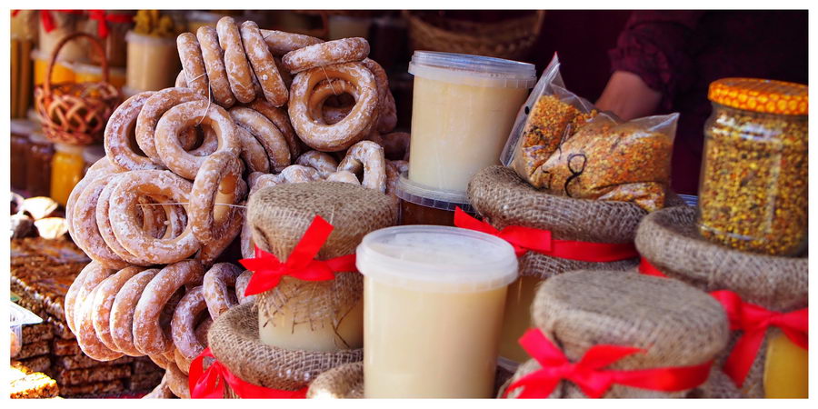 Targ we Lwowie na Ukrainie można kupić tradycyjne wypieki i smaczne lokalne przysmaki