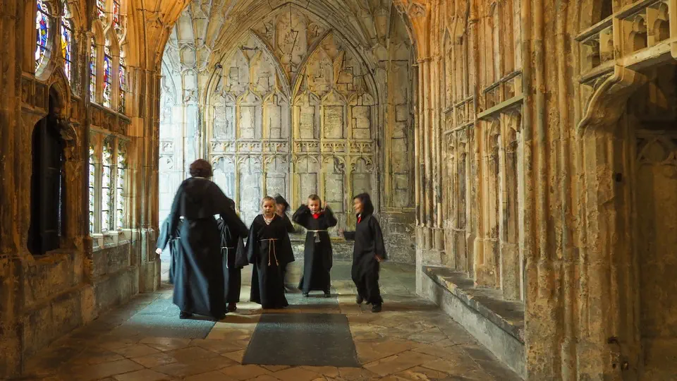 Katedra w Gloucester wnętrze świątyni i dzieci z opiekunką