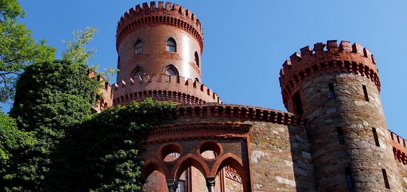 Pałac Marianny Orańskiej w Kamieńcu Ząbkowickim na Dolnym Śląsku - Widok na mury pałacowe