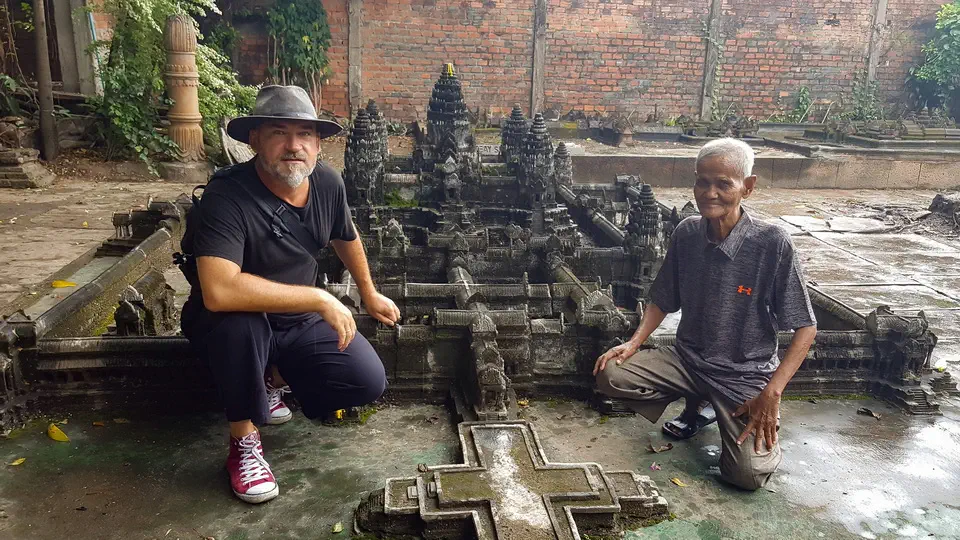 D. Y. Proeung z Siem Reap budowniczy miniaturowej repliki Angkor Wat. Piotr Kiżewski.