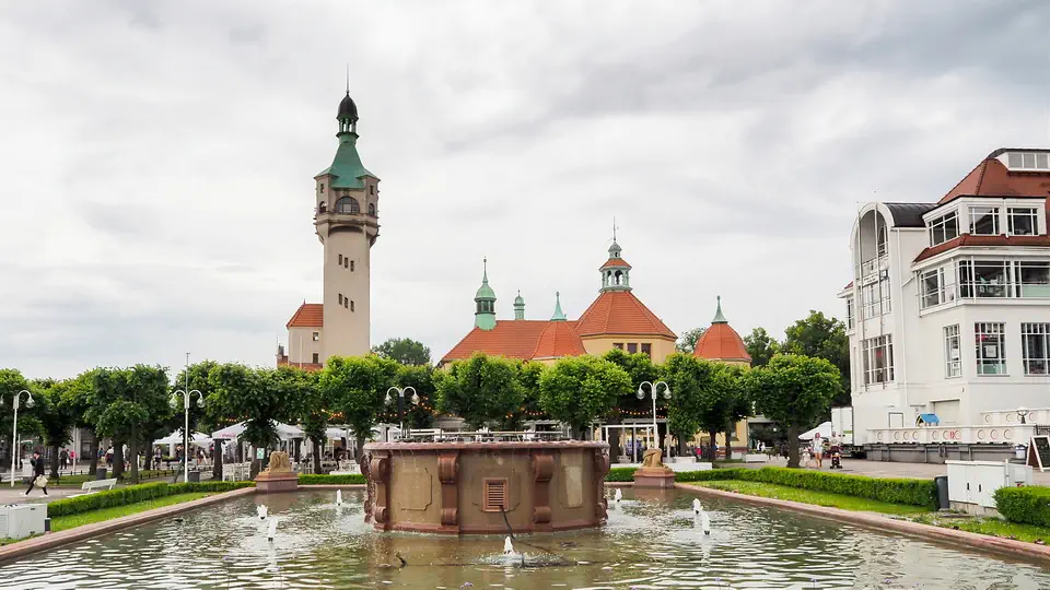 Sopot fontanna z solanką i słynna latarnia morska.