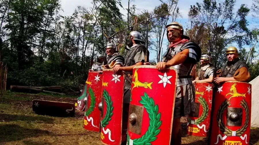 Podczas pikników archeologicznych w Biskupinie odbywają się pokazy walk wojowników w strojach z dawnych epok, nawet Rzymianie.