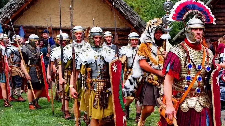 Żołnierze rzymscy podczas pikniku archeologicznego w Biskupinie