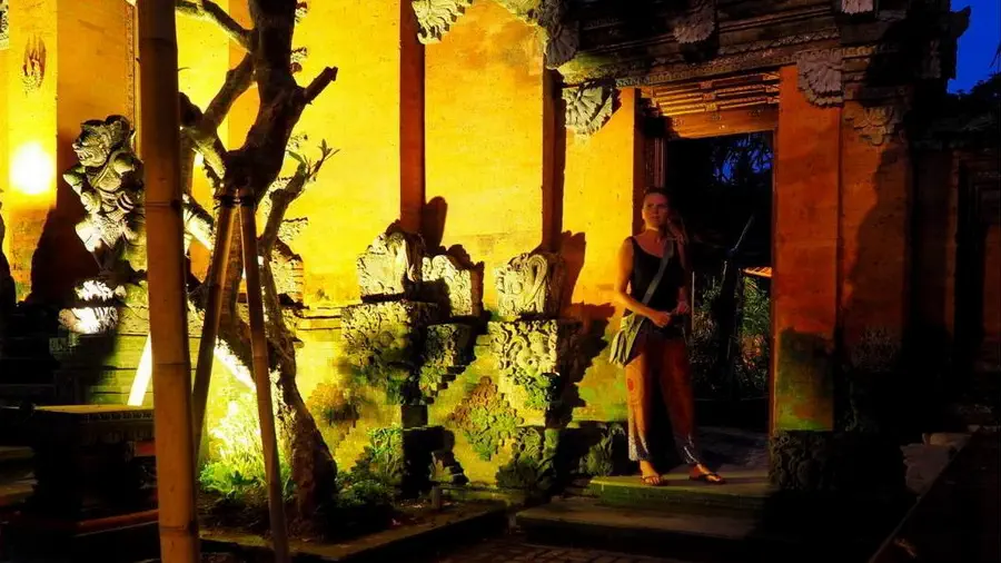 Ubud na Bali, wejście do domu. Zdobieniami przypomina świątynie.