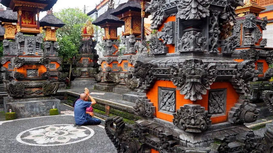 Ubud na Bali miasto artystów i rzemieślników. Przydomowa świątynia lub kaplica. Balijczyk podczas modłów.