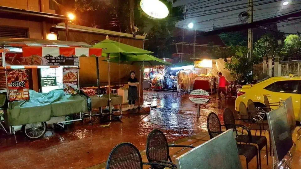 Ulica Bangkoku zalana deszczem