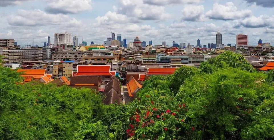 Widok na Bangkok ze szczytu wzgórza