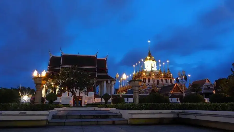 Jedna ze świątyń w Bangkoku widziana nocą