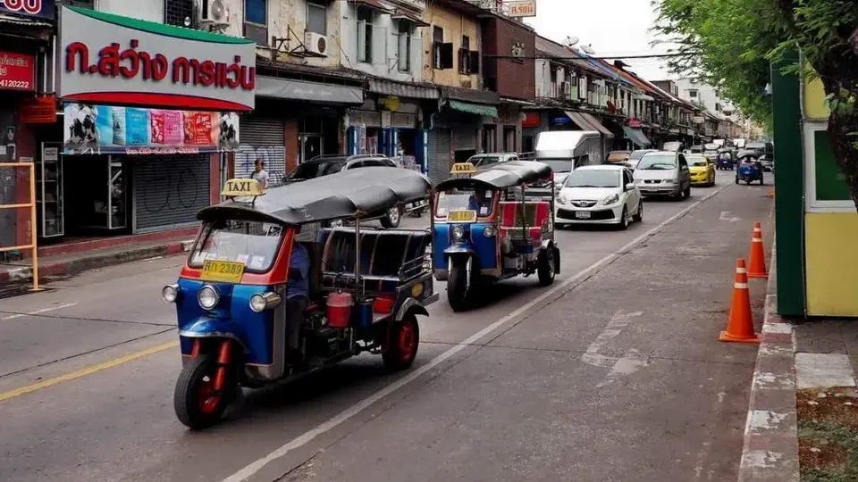 Słynne tajlandzkie Tuk Tuki, podstawowy transport w stolicy Tajlandii