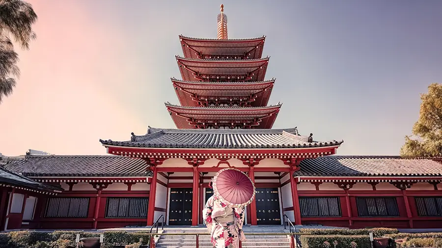 Jedna ze świątyń w Tokio w tradycyjnej dzielnicy Asakusa