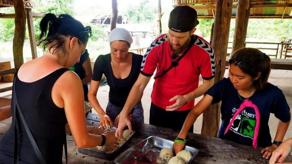 Przygotowanie ugotowanego ryżu z owocami jest czasochłonne dlatego też pracownicy parku cieszą się bardzo mogąc przekazać odrobinę swoich obowiązków odwiedzającym ElephantsWorld.