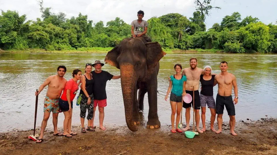 Podczas całego dnia w ośrodku opieki nad słoniami bawiliśmy się świetnie i poznaliśmy wielu podobnie myślących ludzi z wielu krajów