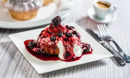 Papanasi przepis na rumuńskie pączki serowe ze śmietaną i dżemem